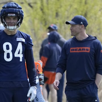 Ben Johnson has a few thoughts for tight end Colston Loveland during rookie minicamp. One former Bears tight end has Loveland on a possible course with greatness.