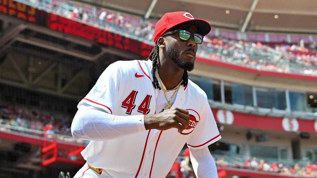 Cincinnati Reds shortstop Elly De La Cruz (44) takes the field
