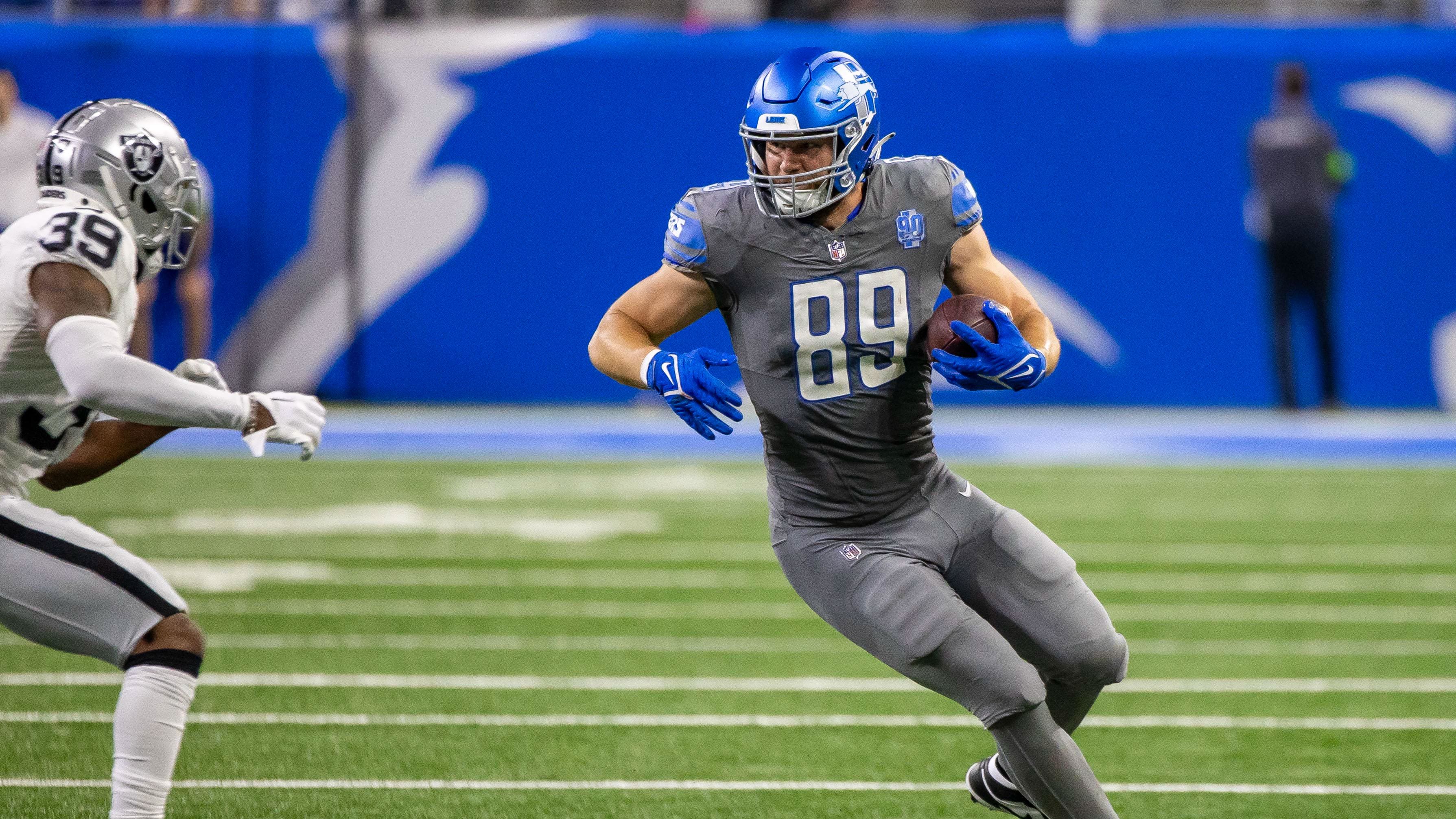 Detroit Lions tight end Brock Wright (89) runs with the ball.