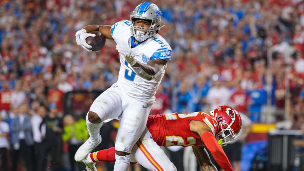 Detroit Lions running back David Montgomery (5) scores a touchdown against the Kansas City Chiefs 