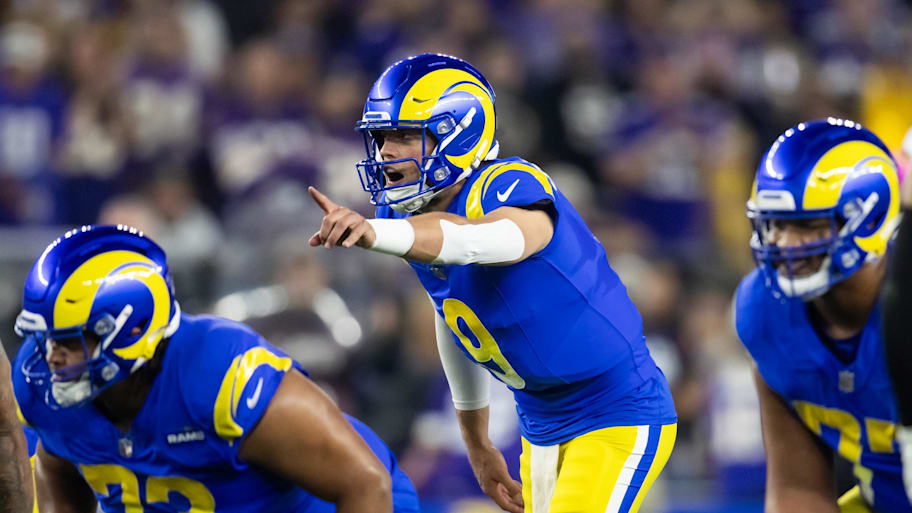 matthew-stafford-pointing-before-snap