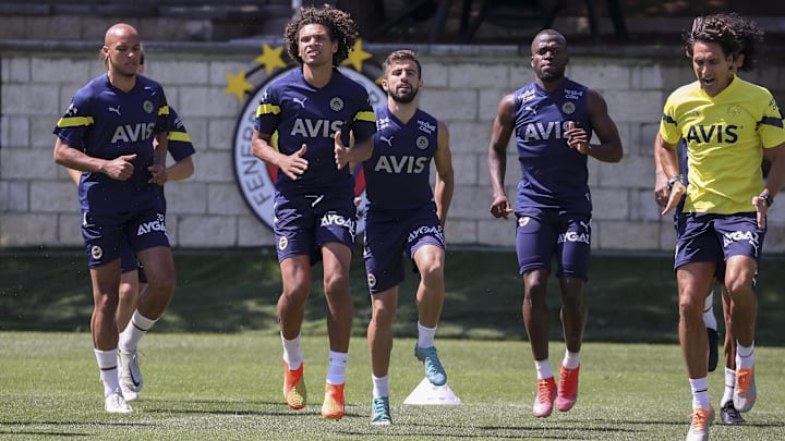 Fenerbahçe oyuncuları koşu yapıyor.