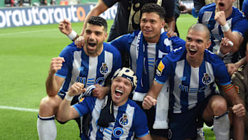 O Porto confirmou o título da Liga NOS no Estádio da Luz, casa do arquirrival Benfica. Veja times que já foram campeões no estádio do rival. 