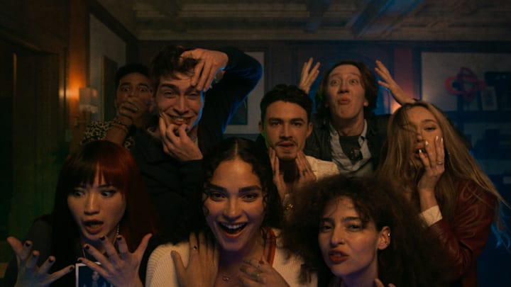 It's What's Inside. (L-R) Reina Hardesty as Brooke, Devon Terrell as Reuben, James Morosini as Cyrus, Brittany O’Grady as Shelby, Gavin Leatherwood as Dennis, Nina Bloomgarden as Maya, David Thompson as Forbes and Alycia Debnam-Carey as Nikki in It's What's Inside. Cr. Courtesy of Netflix