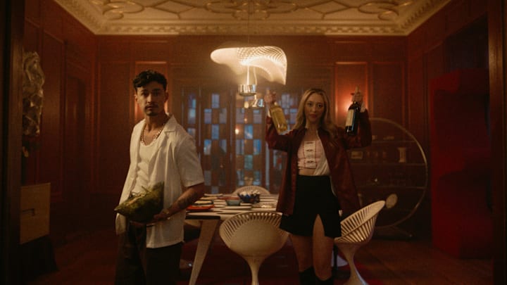 It's What's Inside. (L-R) Gavin Leatherwood as Dennis and Alycia Debnam-Carey as Nikki in It's What's Inside. Cr. Courtesy of Netflix