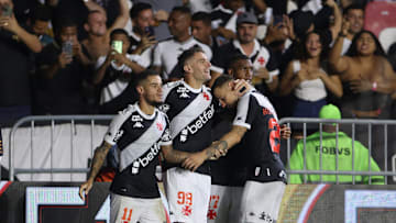 Vegetti (centro) fez dois gols neste sábado