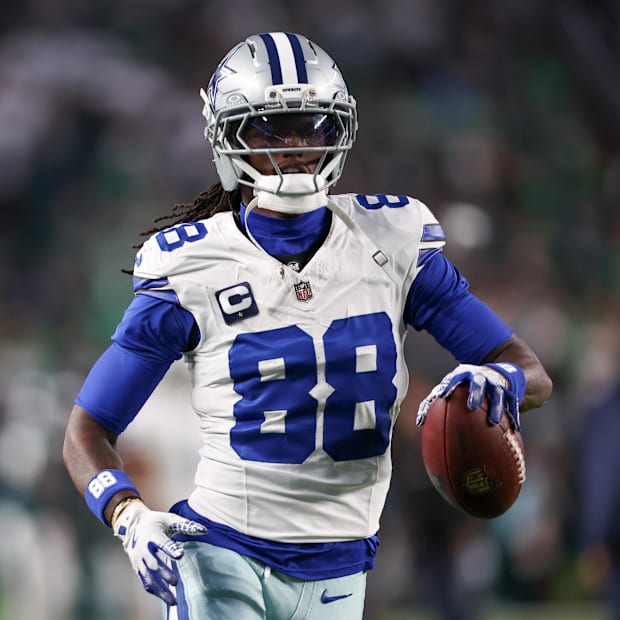 Dallas Cowboys WR CeeDee Lamb warms up prior to the game against the Philadelphia Eagles at Lincoln Financial Field.