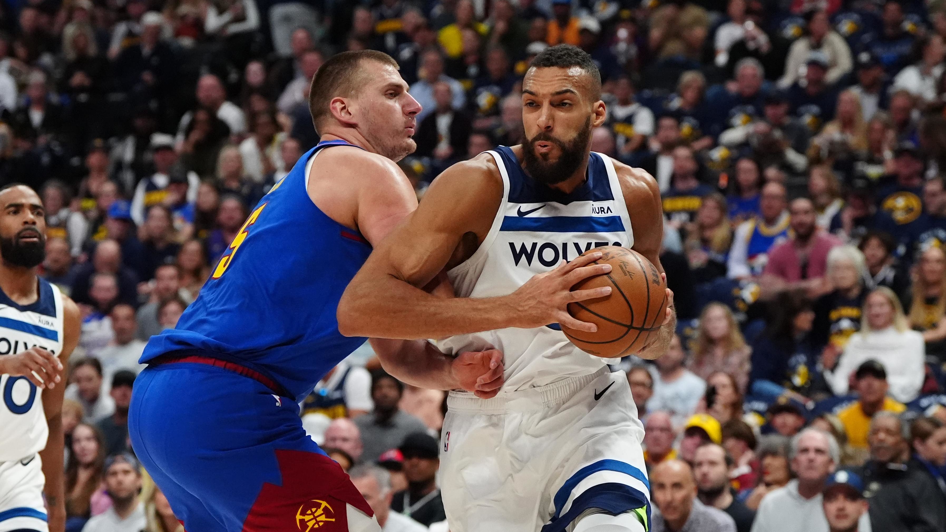 Rudy Gobert, Minnesota Timberwolves, contra Nikola Jokic, Denver Nuggets, na pós-temporada da NBA (Foto: Sports Illustrated)