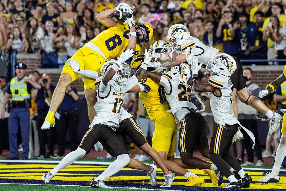Michigan wide receiver JJ Buchanan catches a 47-yard touchdown on a Hail Mary.
