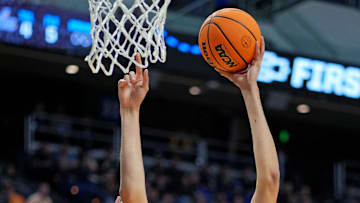UCLA Bruins center Aday Mara (15) dunks the ball in the first round of the NCAA Tournament at Rupp Arena.