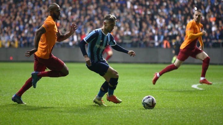 Yunus Akgün, Galatasaray savunmasının arasında Yunus Akgün, Galatasaray savunmasının arasında