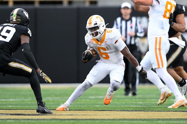 Tennessee Volunteers running back Dylan Sampson (6) runs the ball against the Vanderbilt Commodores
