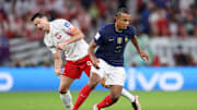 Jules Kounde menggunakan kalung emas dalam pertandingan Prancis vs Polandia pada Piala Dunia 2022