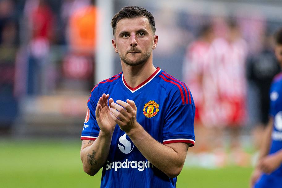 Mason Mount applauds Man Utd’s supporters 