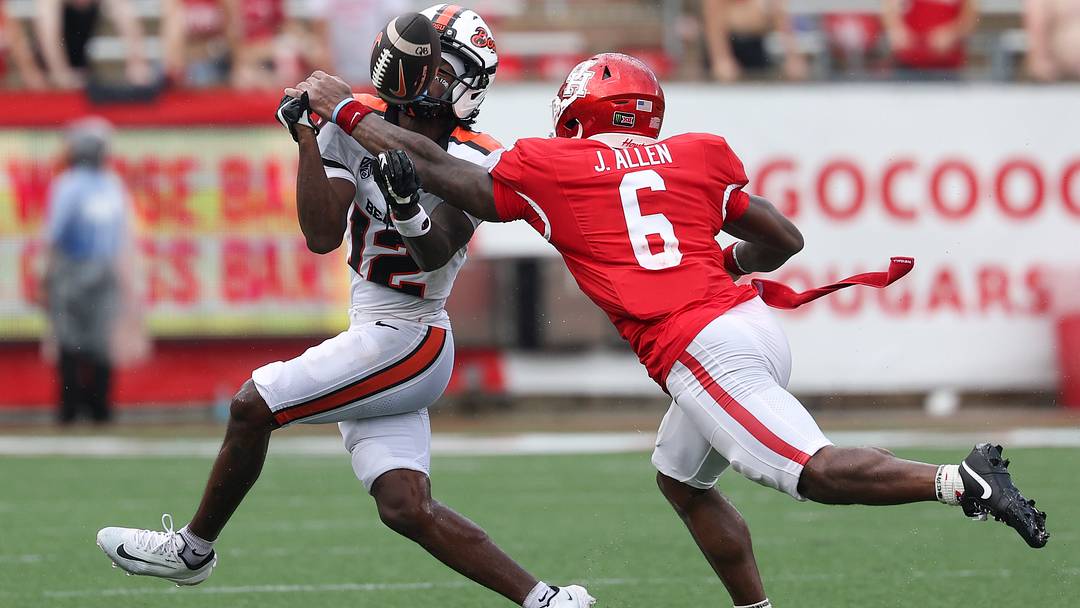 Sep 5, 2026; Houston, Texas, USA; Houston Cougars defensive back Jordan Allen (6) defends against a pass intended for Oregon State Beavers wide receiver Jesse Legree (12) during the third quarter at TDECU Stadium. Mandatory Credit: Troy Taormina-Imagn Images
