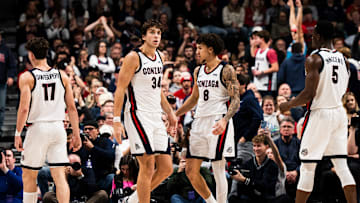 Gonzaga Bulldogs Braden Huff (34) and Jalen Warley (8).