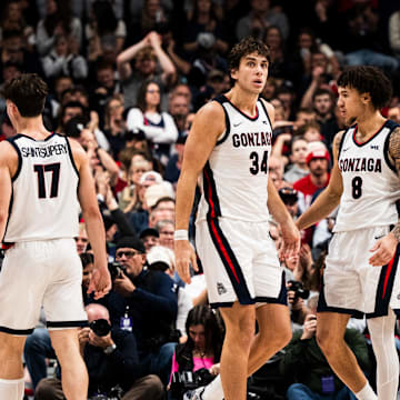 Gonzaga Bulldogs Braden Huff (34) and Jalen Warley (8).