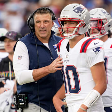 New England Patriots coach Mike Vrabel talks to quarterback Drake Maye (10) during the second quarter at Nissan Stadium in Nashville, Tenn., Sunday, Oct. 19, 2025.