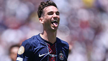 Fabian Ruiz avec le nouveau maillot domicile du PSG pour 2025/26. 