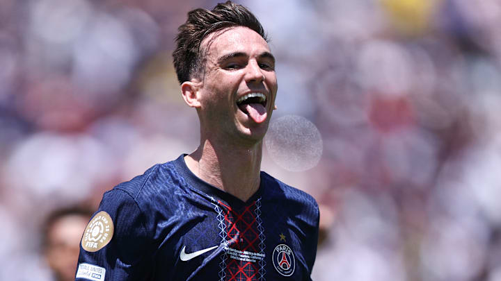 Fabian Ruiz avec le nouveau maillot domicile du PSG pour 2025/26. Fabian Ruiz avec le nouveau maillot domicile du PSG pour 2025/26.
