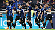 La squadra nerazzurra festeggia il gol di Dumfries