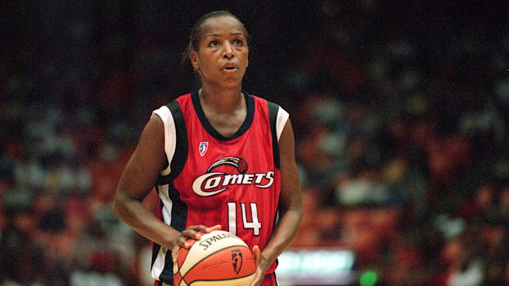 Cynthia Cooper, leyenda de las Houston Comets, se eleva frente al aro durante el enfrentamiento contra las Los Angeles Sparks el 20 de junio de 2000 Cynthia Cooper, leyenda de las Houston Comets, se eleva frente al aro durante el enfrentamiento contra las Los Angeles Sparks el 20 de junio de 2000