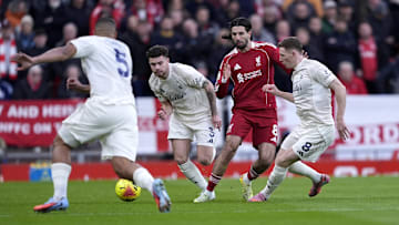 Forest briga contra o rebaixamento, Liverpool mira o G-4