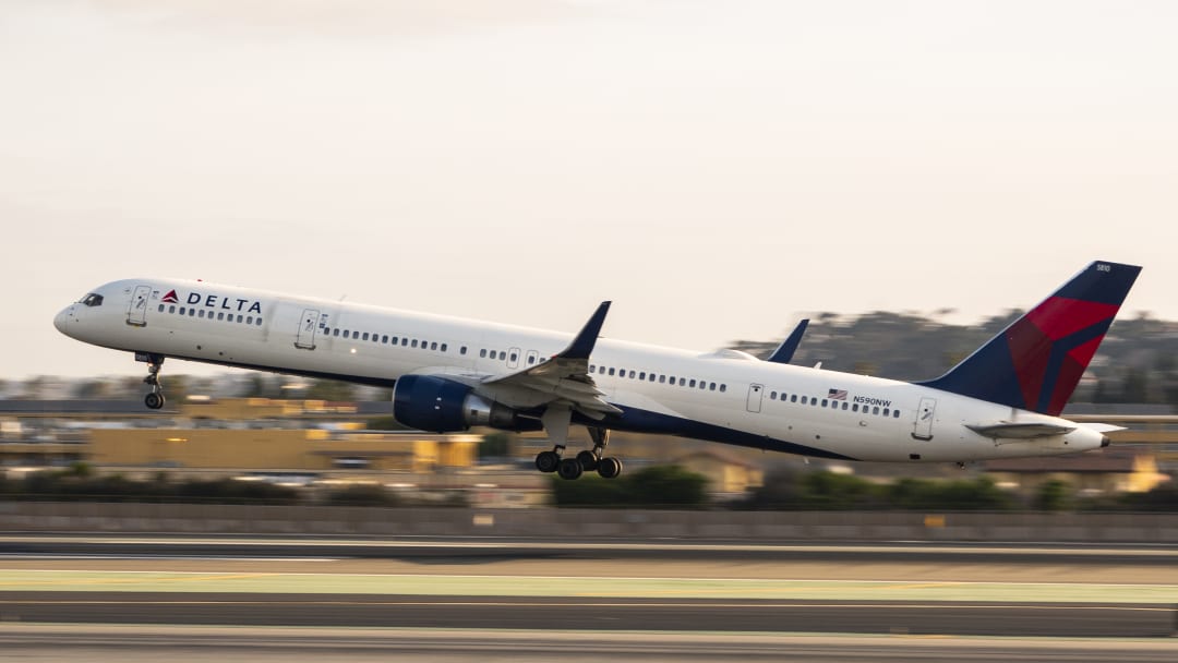 Delta Airlines Departs San Diego International Airport