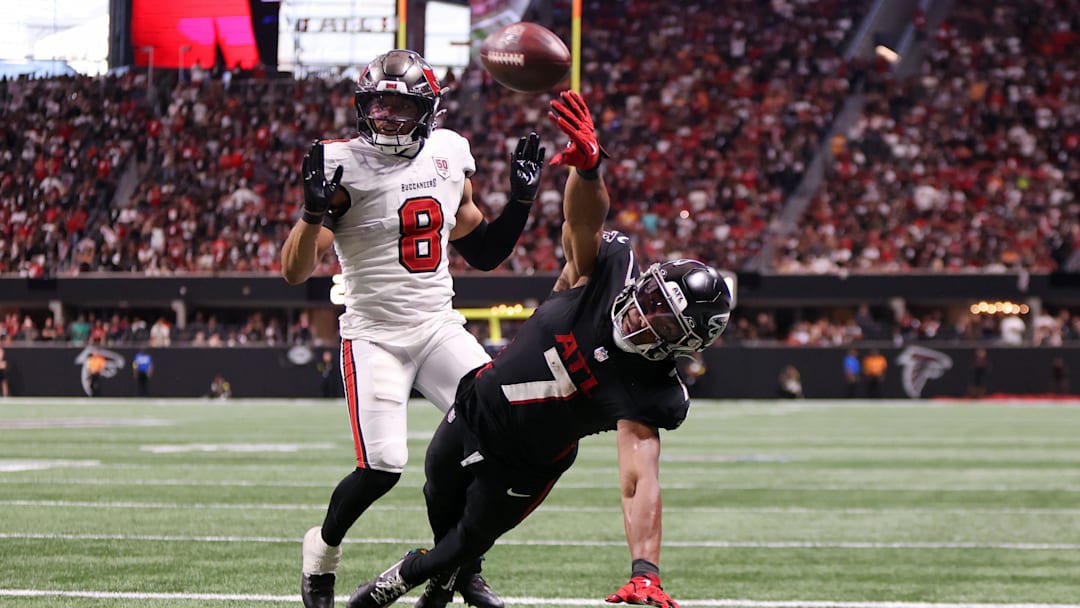 Sep 7, 2025; Atlanta, Georgia, USA; Atlanta Falcons running back Bijan Robinson (7) reaches for the ball against Tampa Bay Buccaneers linebacker SirVocea Dennis (8) during the fourth quarter at Mercedes-Benz Stadium. Mandatory Credit: Brett Davis-Imagn Images