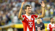 Immerhin rot-weiß: Thomas Müller im neuen Bayern-Trikot, das für viel Kritik sorgt. 