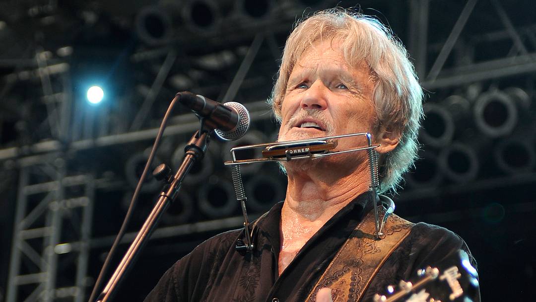 Kris Kristofferson at Bonnaroo Music & Arts Festival (2010) Kris Kristofferson at Bonnaroo Music & Arts Festival (2010)