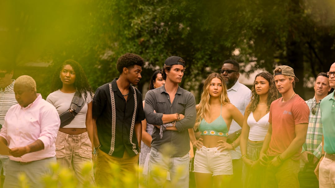 Outer Banks. (L to R) Carlacia Grant as Cleo, Jonathan Daviss as Pope, Chase Stokes as John B, Madelyn Cline as Sarah Cameron, Madison Bailey as Kiara, Rudy Pankow as JJ in episode 401 of Outer Banks. Cr. Jackson Lee Davis/Netflix © 2024