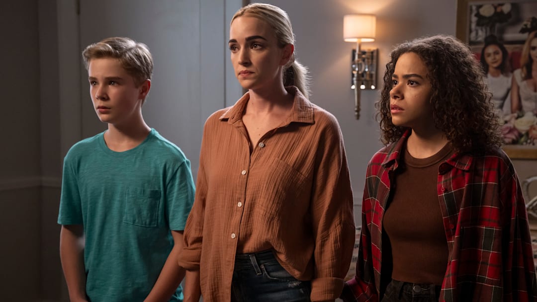 Ginny & Georgia. (L to R) Diesel La Torraca as Austin Miller, Brianne Howey as Georgia Miller, Antonia Gentry as Ginny Miller in episode 305 of Ginny & Georgia. Cr. Amanda Matlovich/Netflix © 2025