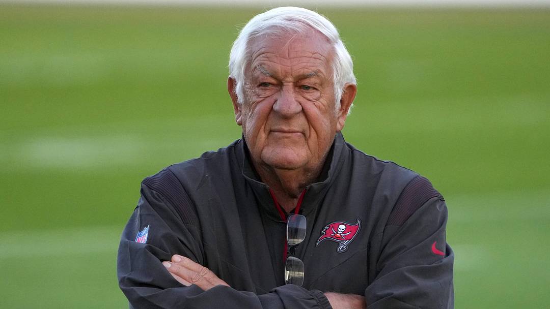 Nov 11, 2022; Munich, Germany; Tampa Bay Buccaneers assistant coach Tom Moore reacts during practice at the FC Bayern Campus. Mandatory Credit: Kirby Lee-Imagn Images Nov 11, 2022; Munich, Germany; Tampa Bay Buccaneers assistant coach Tom Moore reacts during practice at the FC Bayern Campus. Mandatory Credit: Kirby Lee-Imagn Images