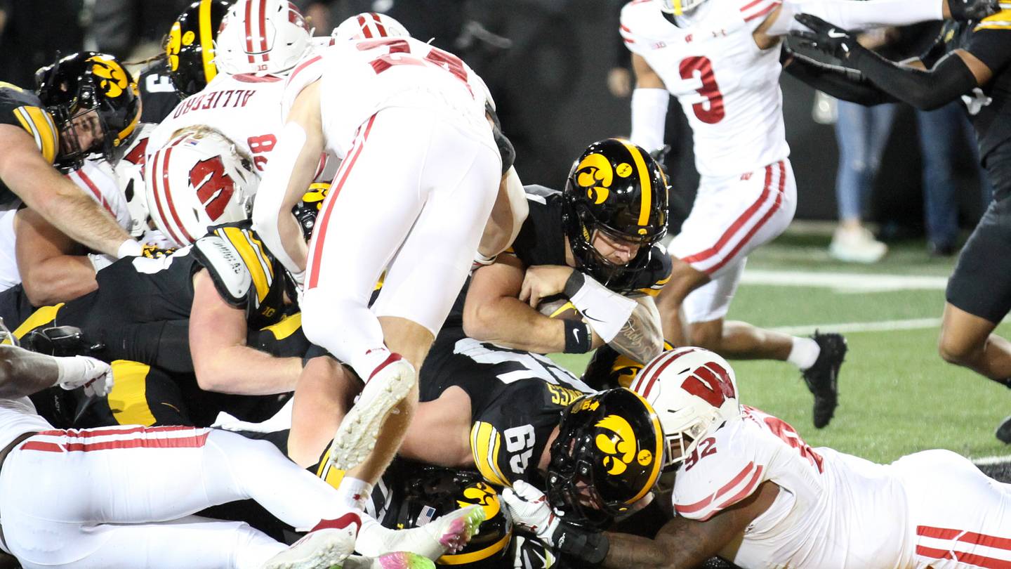 Badger Football: 3 Reasons Wisconsin Lost to Iowa