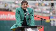 José Canseco emocionado al ser exaltado al Salón de la Fama por los Atléticos de Oakland