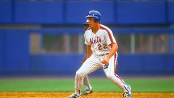Kevin McReynolds taking a lead at Shea Stadium 