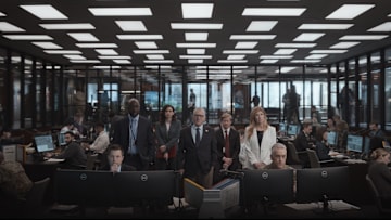 ZERO DAY. (L to R) McKinley Belcher III as Carl Otieno, Mozhan Navabi as Melissa Kornblau, Robert De Niro as George Mullen, Jesse Plemons as Roger Carlson and Connie Britton as Valerie Whitesell in Episode 102 of Zero Day. Cr. Courtesy of Netflix © 2024