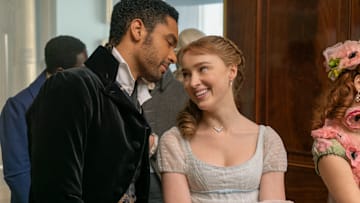 BRIDGERTON (L to R) REGÉ-JEAN PAGE as SIMON BASSET and PHOEBE DYNEVOR as DAPHNE BRIDGERTON in episode 102 of BRIDGERTON 