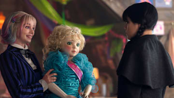 Wednesday. (L to R) Emma Myers as Enid Sinclair, Jenna Ortega as Wednesday in episode 201 of Wednesday. Cr. Jonathan Hession/Netflix © 2025