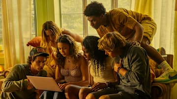 Outer Banks. (L to R) Chase Stokes as John B, Madelyn Cline as Sarah Cameron, Madison Bailey as Kiara, Carlacia Grant as Cleo, Jonathan Daviss as Pope, Rudy Pankow as JJ in episode 401 of Outer Banks. Cr. Jackson Lee Davis/Netflix © 2024