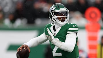 New York Jets quarterback Tyrod Taylor (2) drops back to pass against the Atlanta Falcons during the first half at MetLife Stadium. 