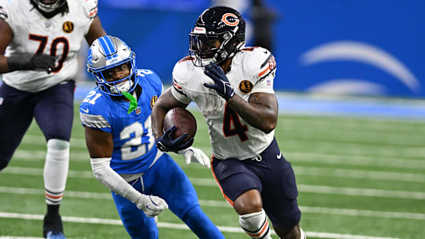 Chicago Bears running back D'Andre Swift rushes past Detroit Lions cornerback Amik Robertson on a third quarter run 