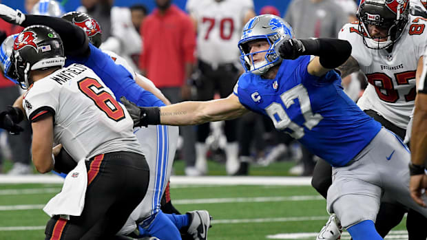 Detroit Lions defensive end Aidan Hutchinson (97) attempts to tackle Tampa Bay Buccaneers quarterback Baker Mayfield (6)