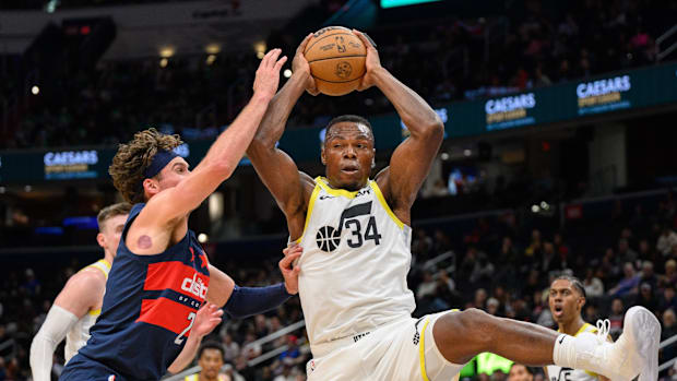 Utah Jazz Center Oscar Tshiebwe (34) rebounds the ball against the Wizards Corey Kispert (24) Wizards striker during the fourth