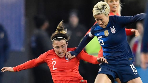 Lucy Bronze defending Megan Rapinoe.