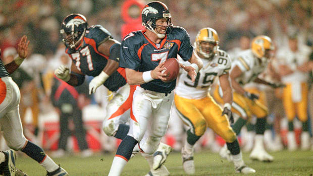 John Elway carries the ball in Super Bowl XXXII.