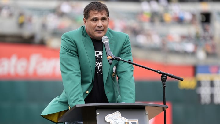 José Canseco emocionado al ser exaltado al Salón de la Fama por los Atléticos de Oakland