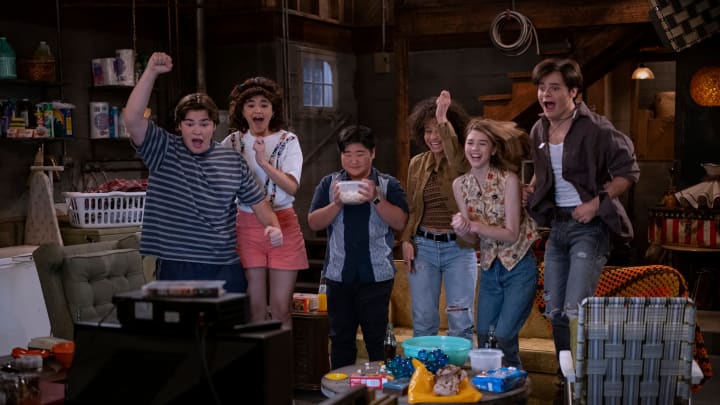 That ‘90s Show. (L to R) Maxwell Acee Donovan as Nate, Sam Morelos as Nikki, Reyn Doi as Ozzie, Ashley Aufderheide as Gwen Runck, Callie Haverda as Leia Forman, Mace Coronel as Jay Kelso in episode 102 of That ‘90s Show. Cr. Patrick Wymore/Netflix © 2022