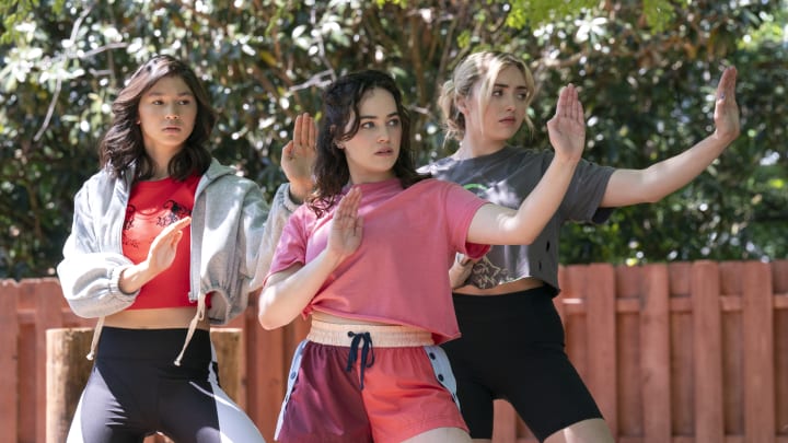 Oona O’Brien as Devon, Mary Mouser as Samantha LaRusso, Peyton List as Tory Nichols in Cobra Kai